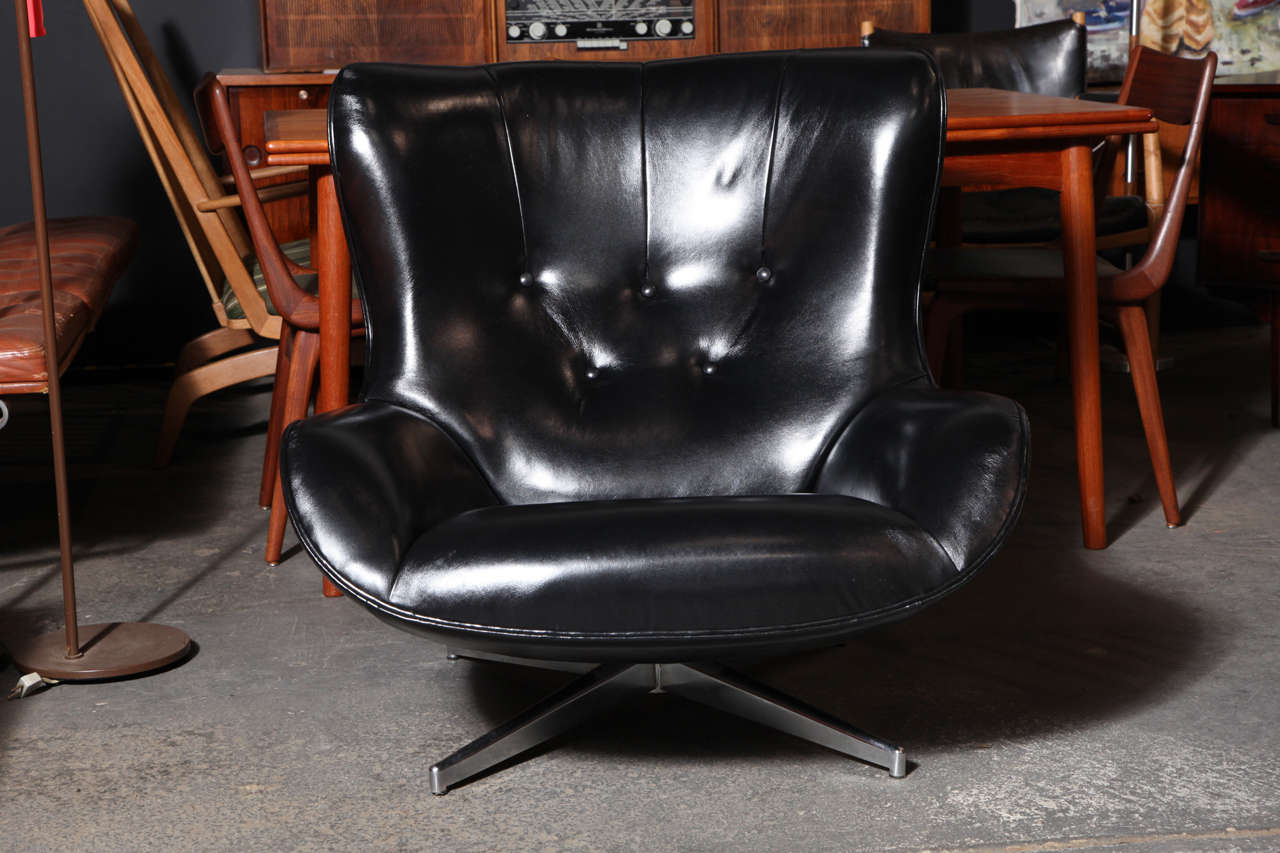 Vintage 1960s Illum Wikkelso Leather Lounge Chair

This newly upholstered leather lounge chair is on a swivel base, and is in excellent condition. Very beautiful and extremely comfortable. Ready for pick up, delivery, or shipping.