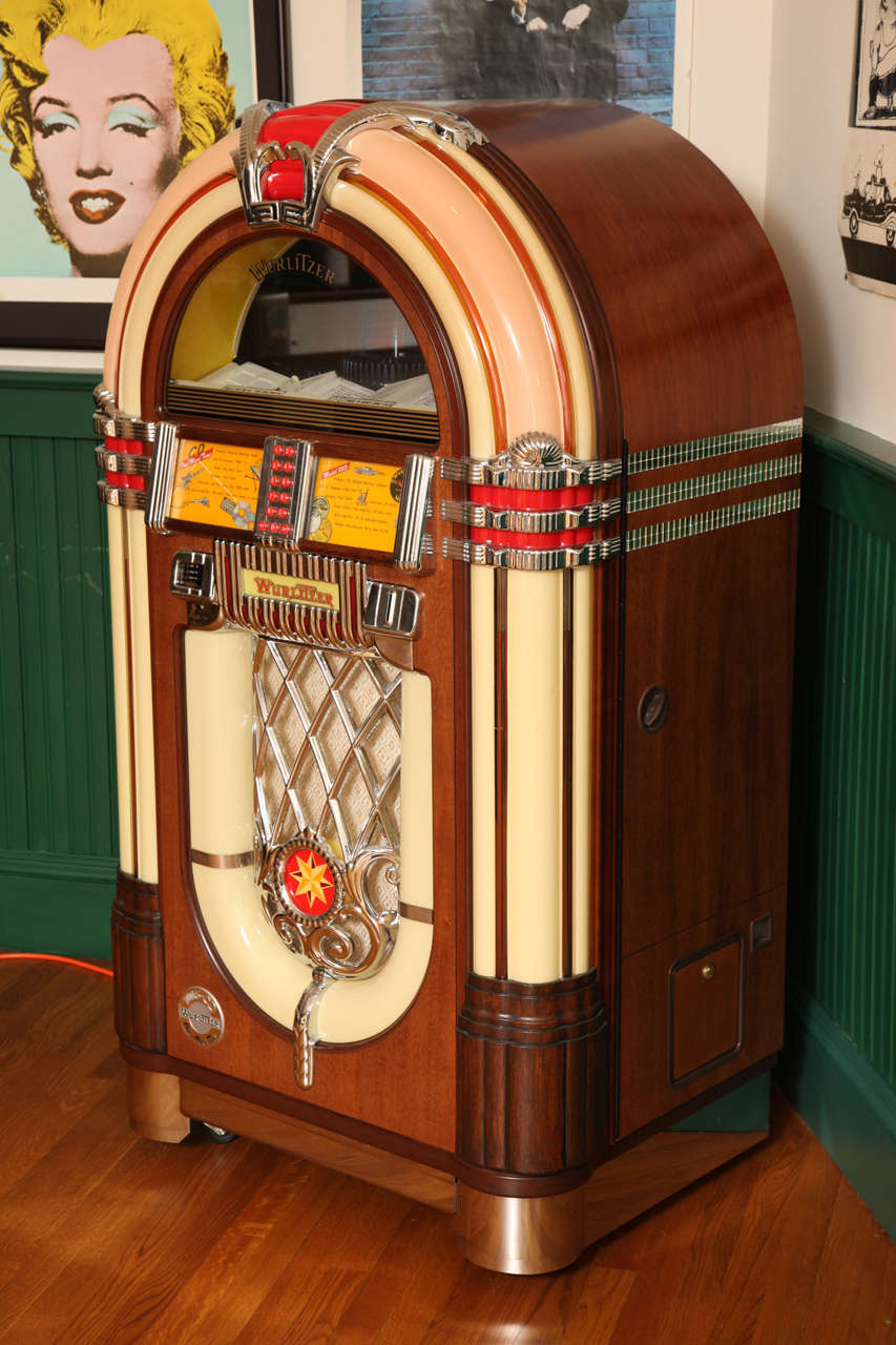Design replicates a vintage 1950s jukebox.  Can hold up to 50 CDs.