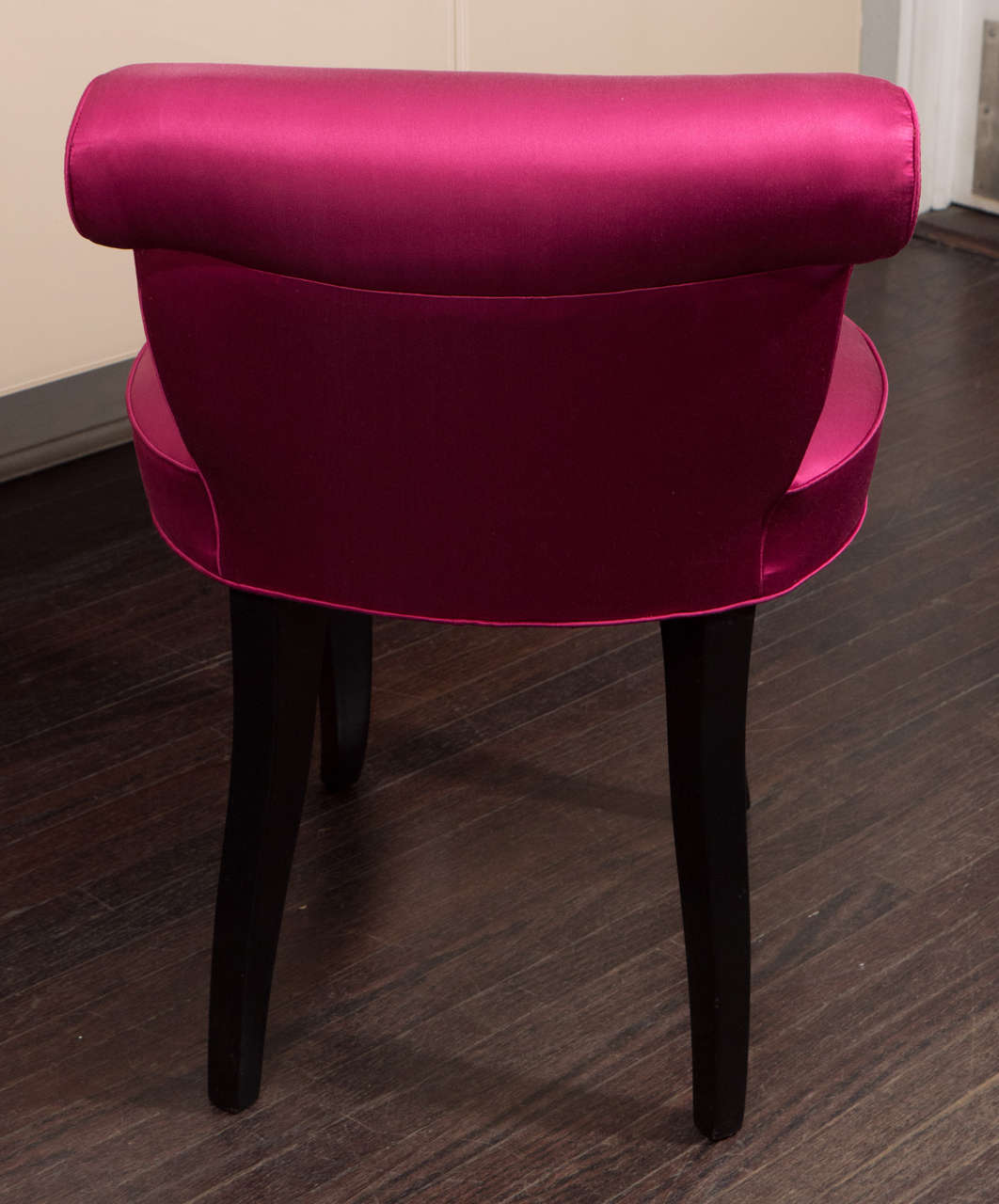 Vintage 1940s French Vanity Stool in Hot Pink Satin and Ebony Leg In Excellent Condition In New York, NY