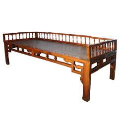 Ancien lit en bois d'orme chinois « Opium Bed » ou lit de jour.
