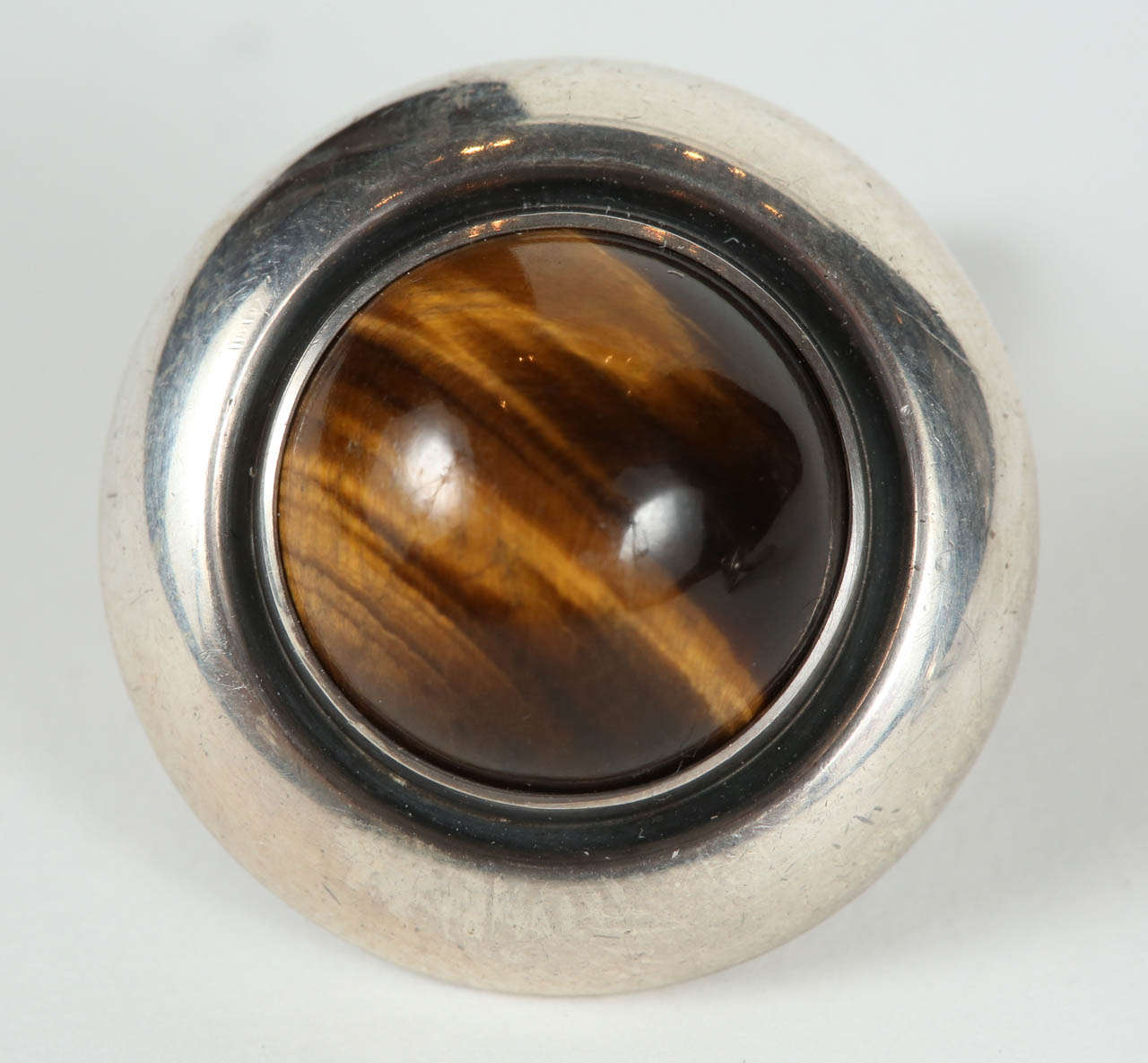 Ein unverwechselbares Paar Manschettenknöpfe aus Sterlingsilber, besetzt mit einem Tigeraugen-Cabochon des dänischen Silberschmieds Niels Erik From. Gestempelt 