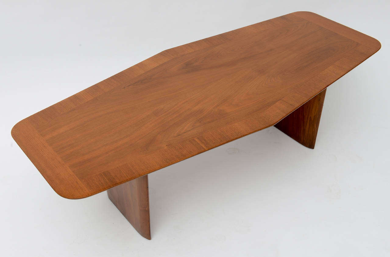 Cette table se caractérise par un beau grain et un bon design.