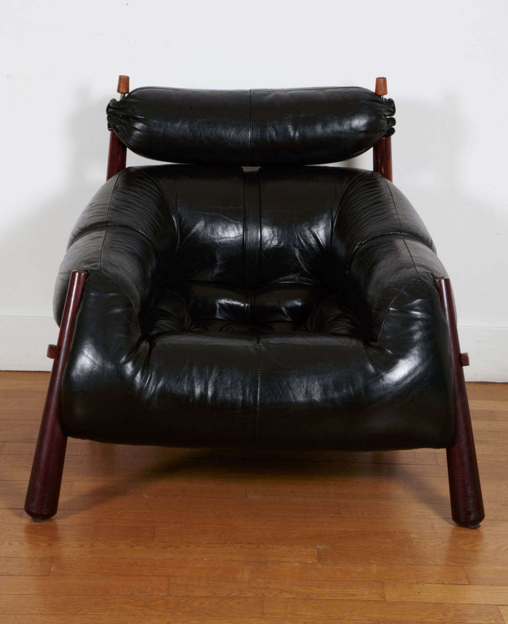 Pair of black leather and jacaranda comfortable armchairs, 1958, by Percival LAFER (Brésil 1936- )
Removable heads cushion. Fluted feet. 
Original label underneath. 

Architect from São Paulo,, Percival Lafer took over his father’s furniture