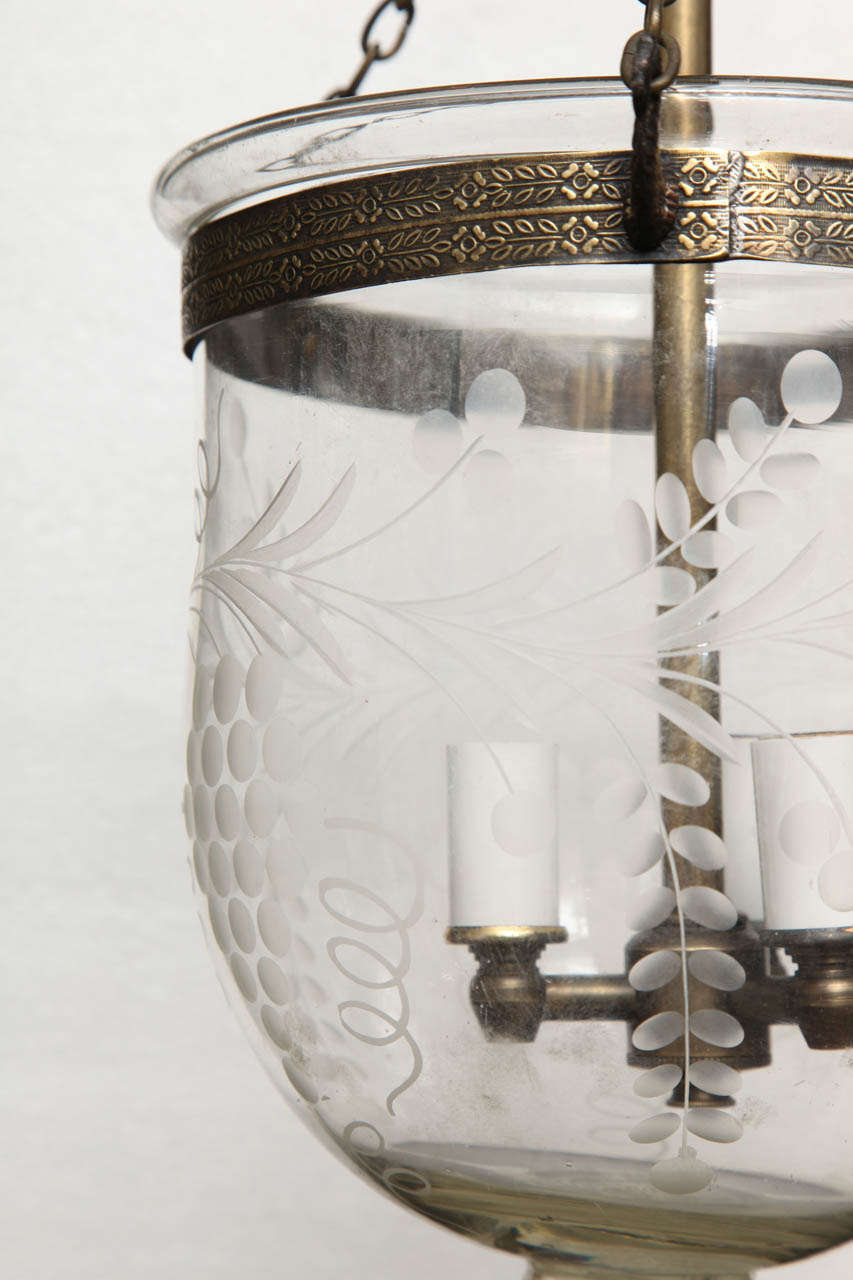 Antique glass bell jar with etchings In Good Condition For Sale In Jersey City, NJ