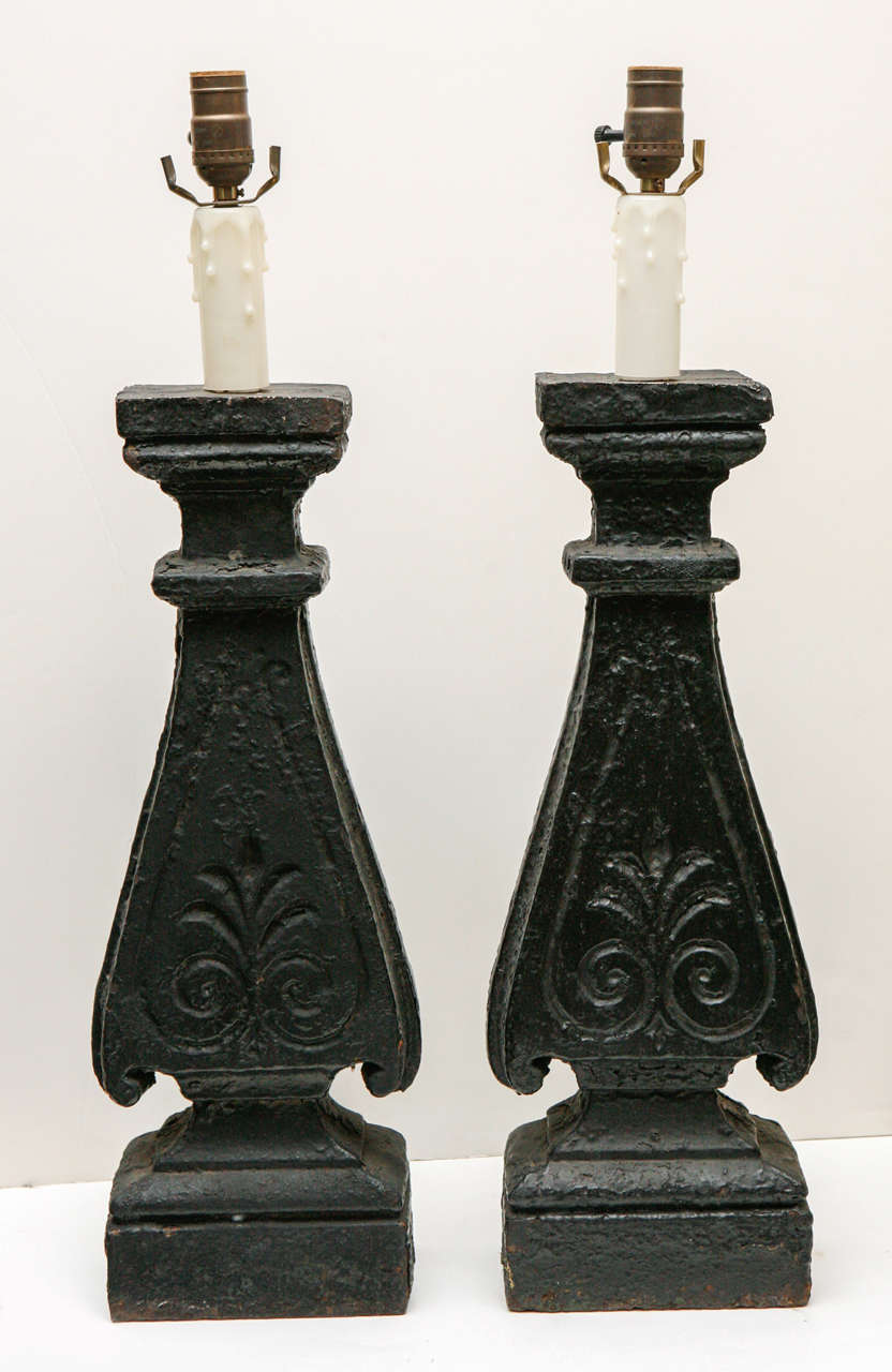 Paar Lampen mit architektonischen Elementen, schwarz lackiert.