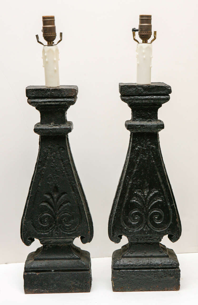Paire de lampes à éléments architecturaux Vintage, finition noire.