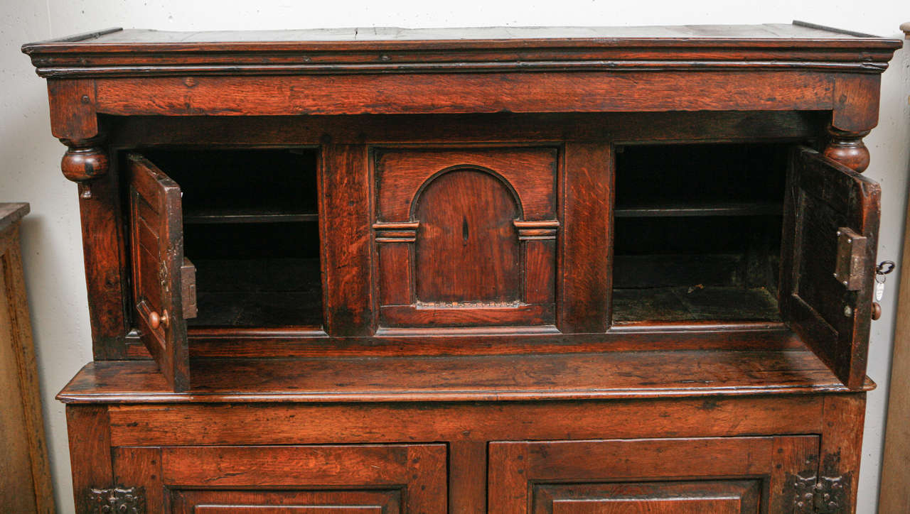 17th Century Court Cupboard in Oak In Good Condition In Los Angeles, CA