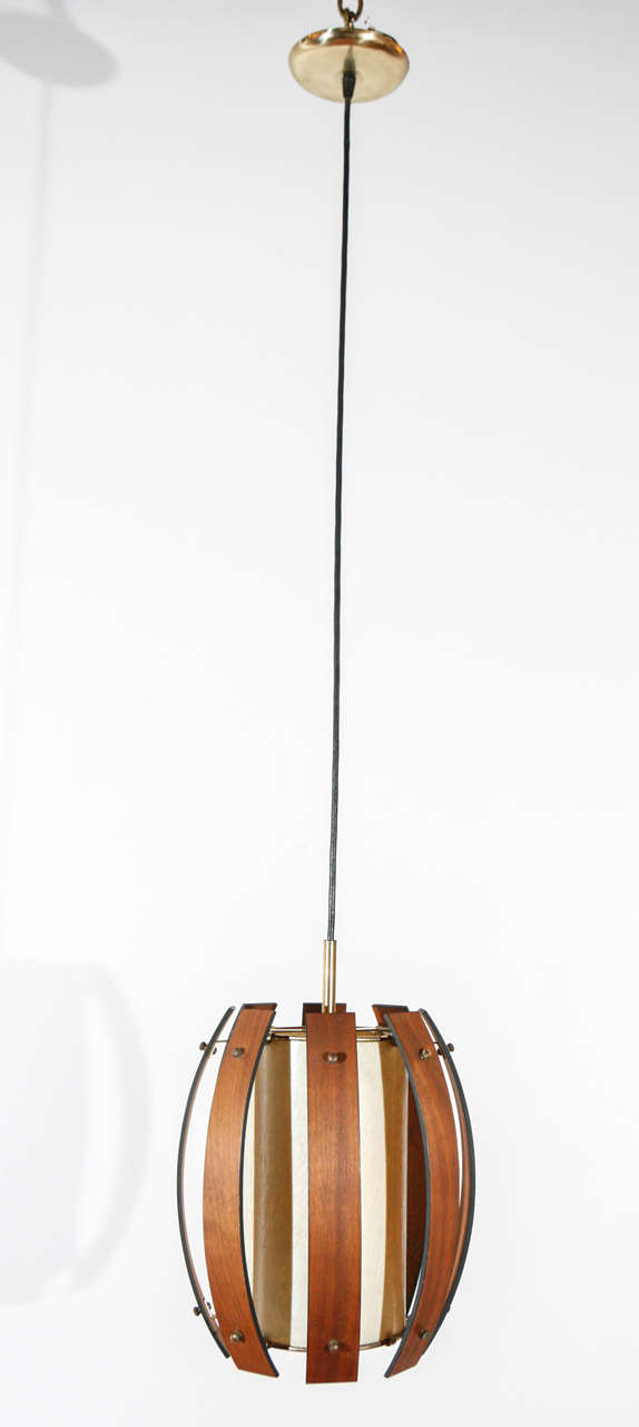 Pendente di metà secolo in noce, ottone e fibra di vetro appena ricablato per una lampadina standard da 75 watt. L'altezza è regolabile.