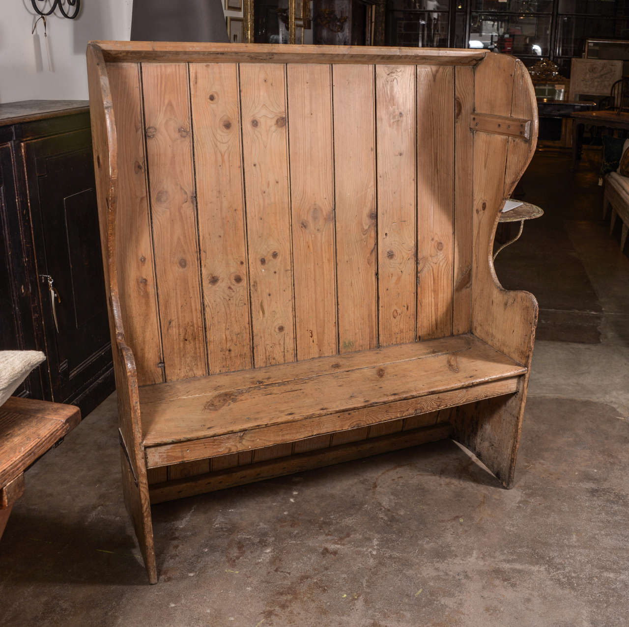19th century pub pine settle with free-standing grooved back, circa 1890.