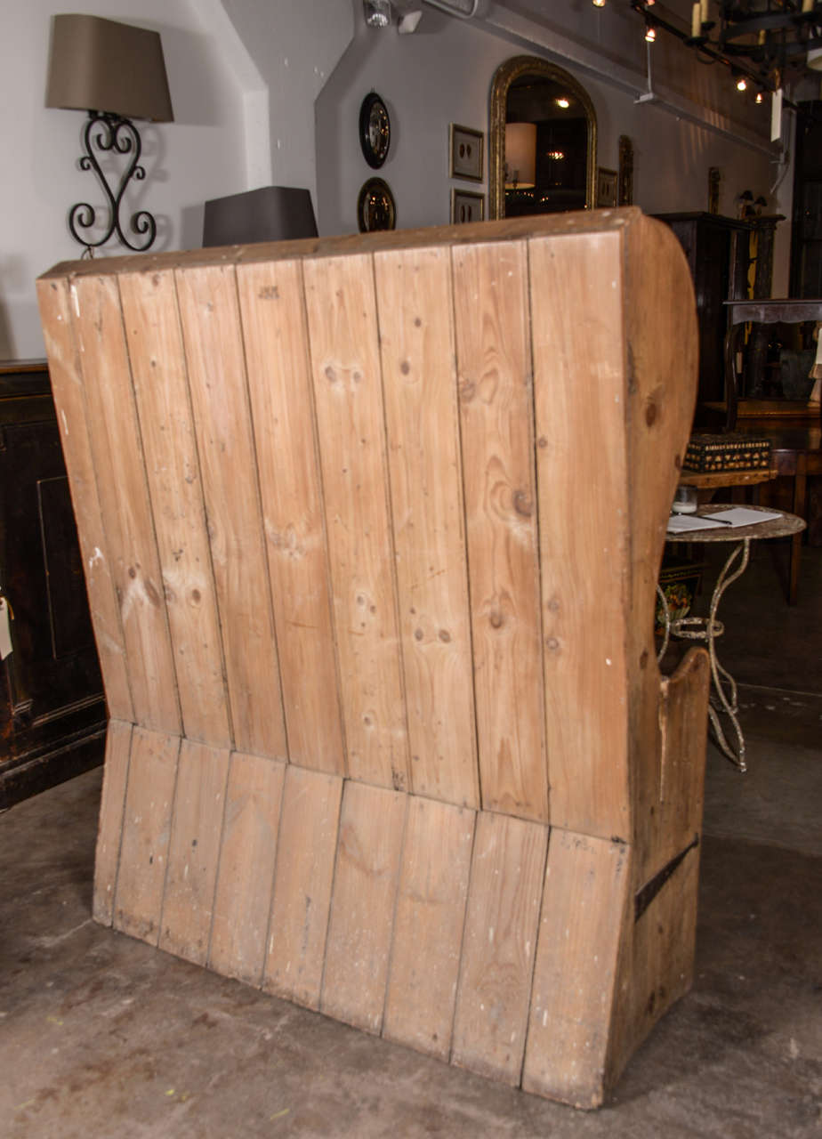19th Century Pub Pine Settle with Free-Standing Back, circa 1890 In Excellent Condition In Houston, TX