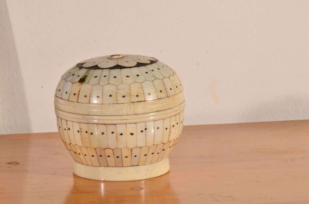 Southeast Asian Tiled and Lidded Circular Box In Good Condition In Dallas, TX