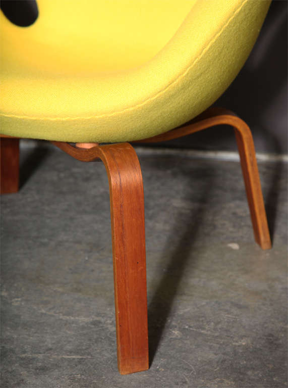 Scandinavian Modern Swan Chair with Wooden Legs by Arne Jacobsen