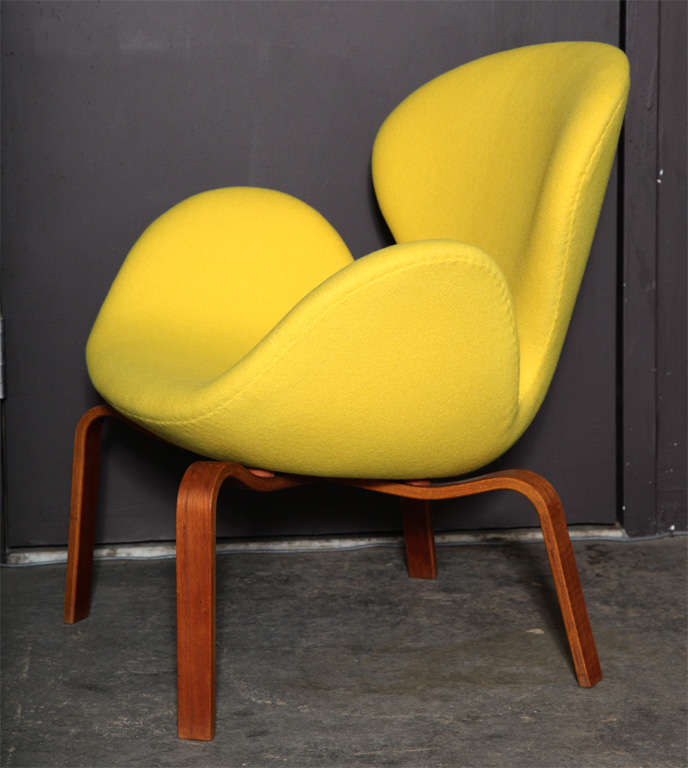 Oiled Swan Chair with Wooden Legs by Arne Jacobsen