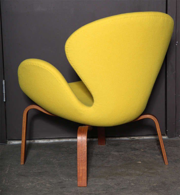 Swan Chair with Wooden Legs by Arne Jacobsen In Excellent Condition In New York, NY