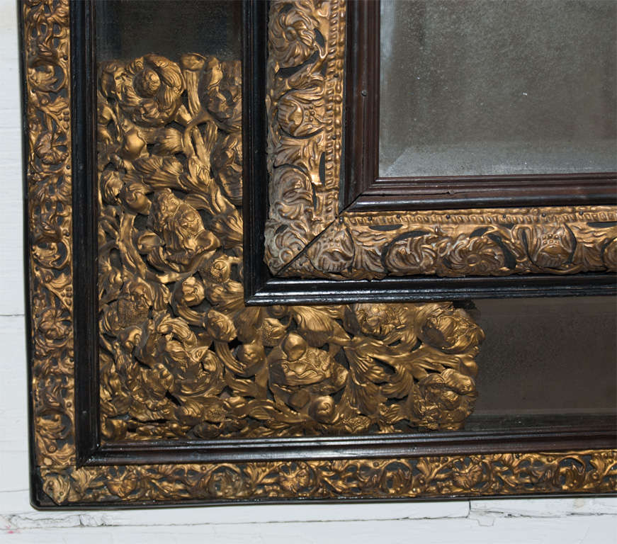 Un grand miroir Saint Louis XIII avec décoration originale en alliage doré, et verre.  Très rare. La photo montre une pièce manquante, mais celle-ci a été retrouvée et réparée.