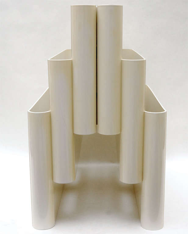 A mod three-tier magazine rack, model 4675, designed by Italian architect Giotto Stoppino for Kartell. It features six compartments and an integrated carry handle at the top. Marked on the bottom 