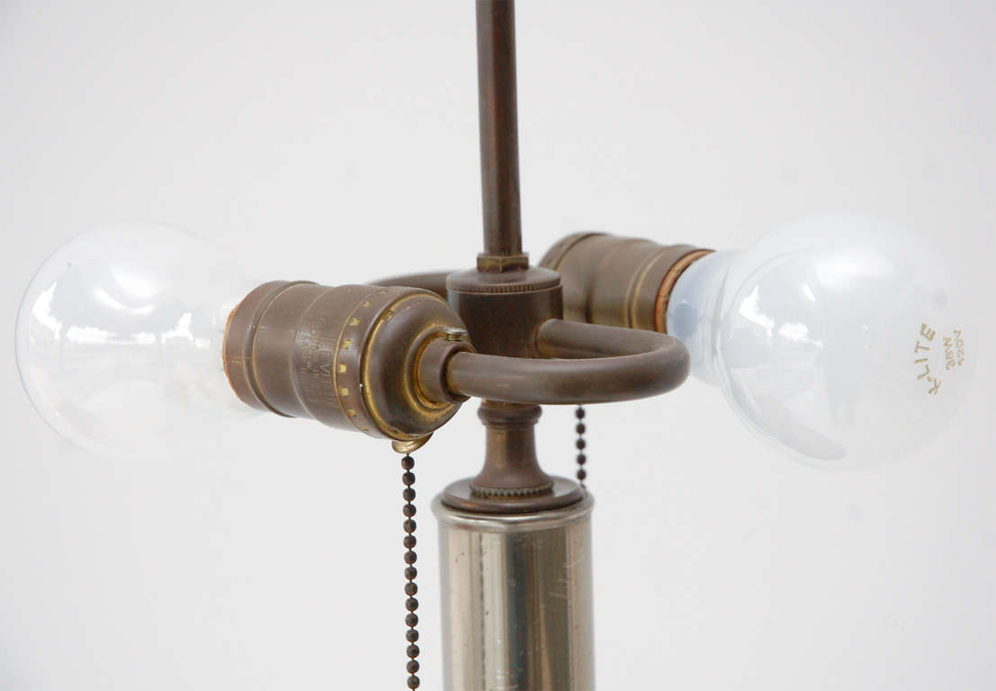 Stehlampe aus Stahl und Bronze im Empire-Stil  (amerikanisch) im Angebot