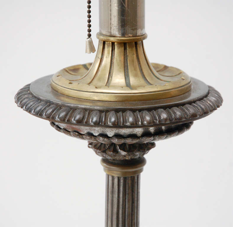 Stehlampe aus Stahl und Bronze im Empire-Stil  im Zustand „Hervorragend“ im Angebot in Palm Desert, CA