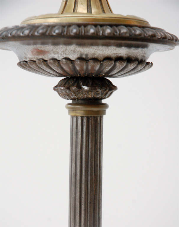 Stehlampe aus Stahl und Bronze im Empire-Stil  (20. Jahrhundert) im Angebot