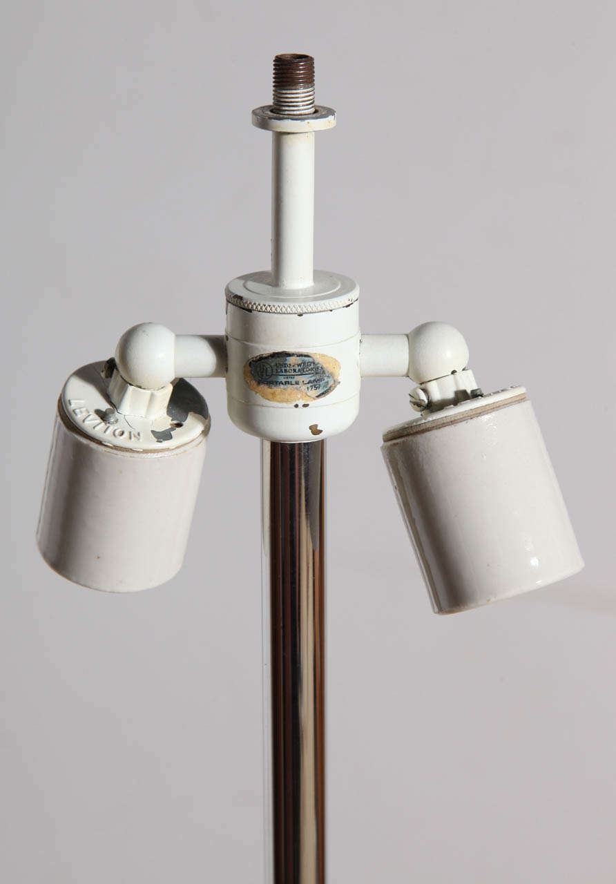 Chrome Paire de grandes lampes de bureau « gratte-ciel » Nessen Studios en chrome et marbre Portoro en vente