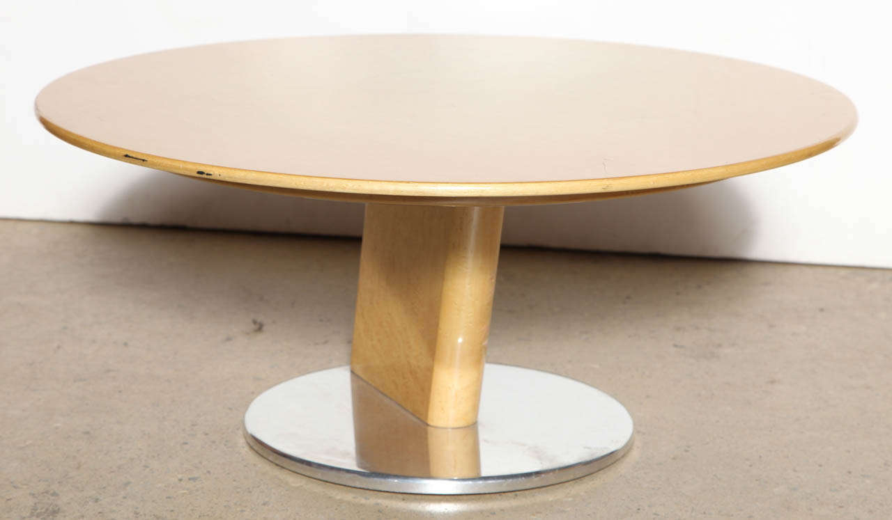 Late 1970s Italian Modern Saporiti Italia Bird’s Eye Maple End Table, Coffee Table. Round Bird’s Eye Maple top with angled rectangular stem on a round Cast Aluminum base.  Made in Italy