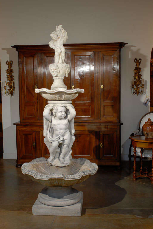 Zweistöckiger italienischer geschnitzter Stein-Gartenbrunnen aus Vicenza im Angebot 5