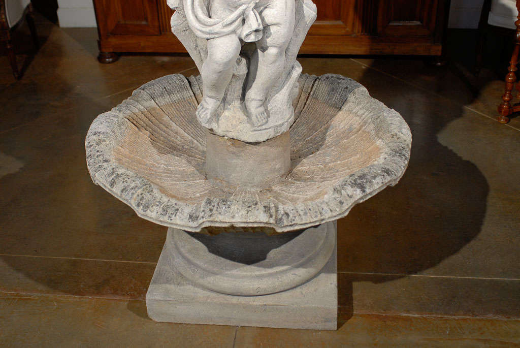 Zweistöckiger italienischer geschnitzter Stein-Gartenbrunnen aus Vicenza (Italienisch) im Angebot