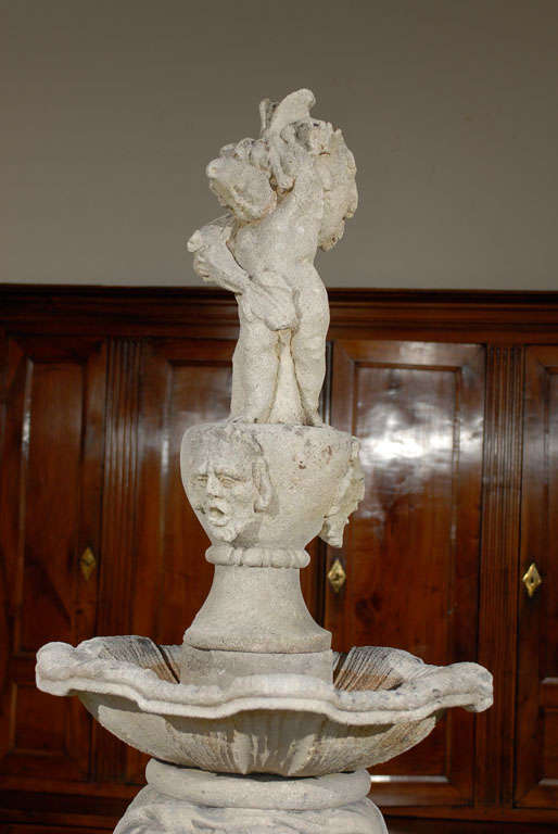 Zweistöckiger italienischer geschnitzter Stein-Gartenbrunnen aus Vicenza (19. Jahrhundert) im Angebot