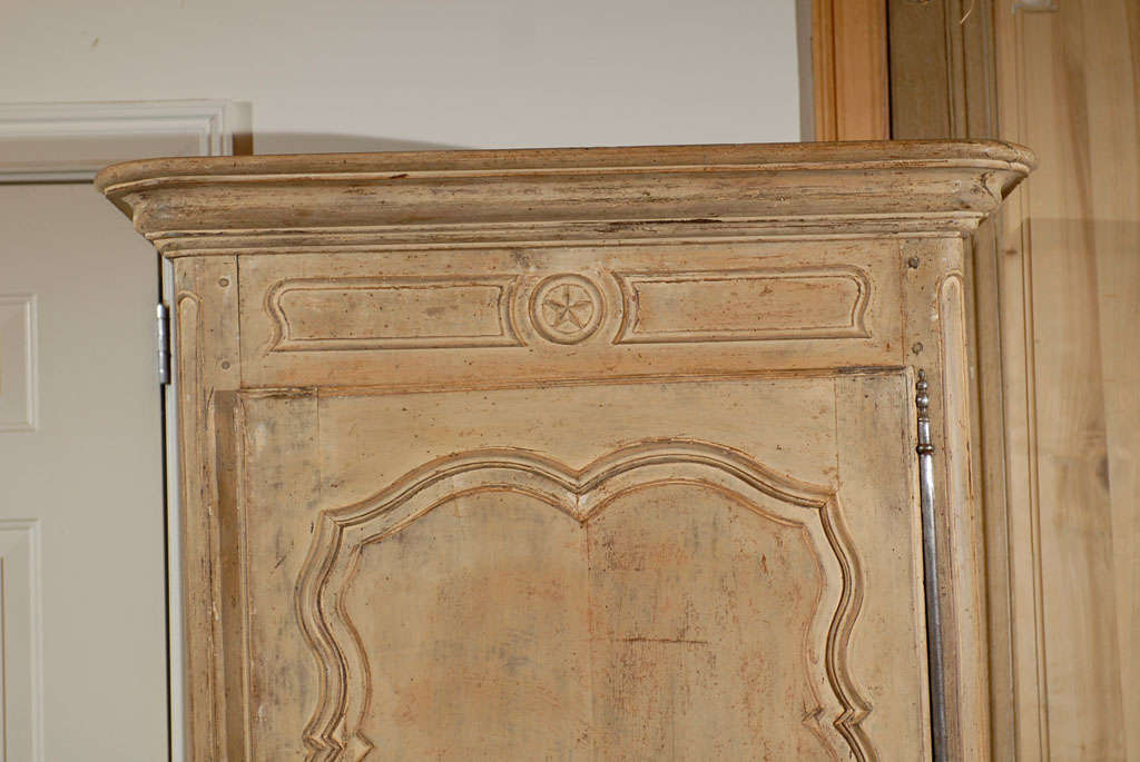 Louis XV 1760s French Painted Wood Bonnetière with Quadrilobe Décor and Scrolled Feet