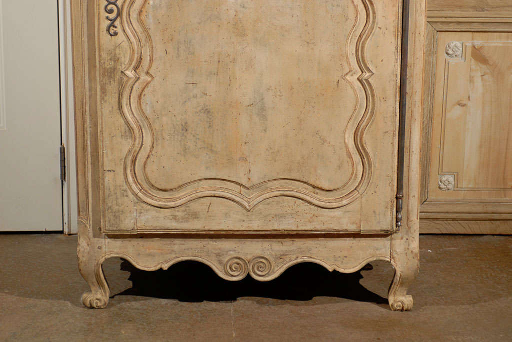 18th Century 1760s French Painted Wood Bonnetière with Quadrilobe Décor and Scrolled Feet