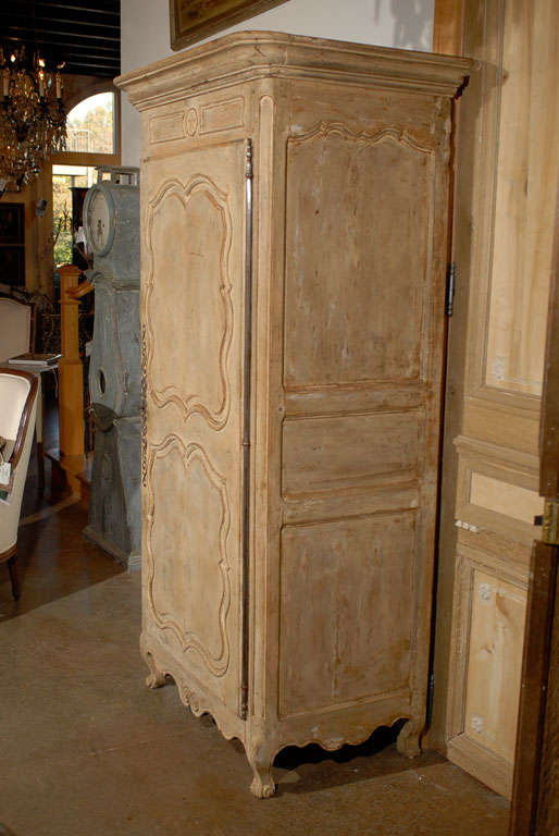 1760s French Painted Wood Bonnetière with Quadrilobe Décor and Scrolled Feet 4
