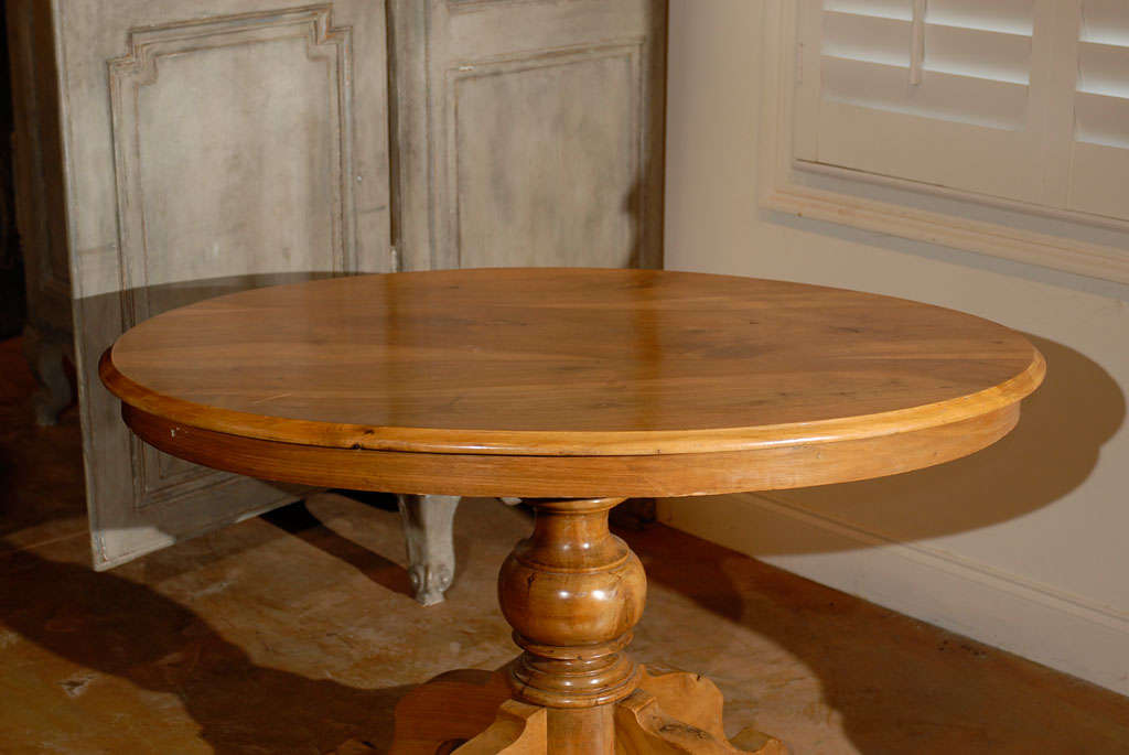 French Oval 19th Century Louis-Philippe Walnut Centre Table with Pedestal Base In Good Condition In Atlanta, GA