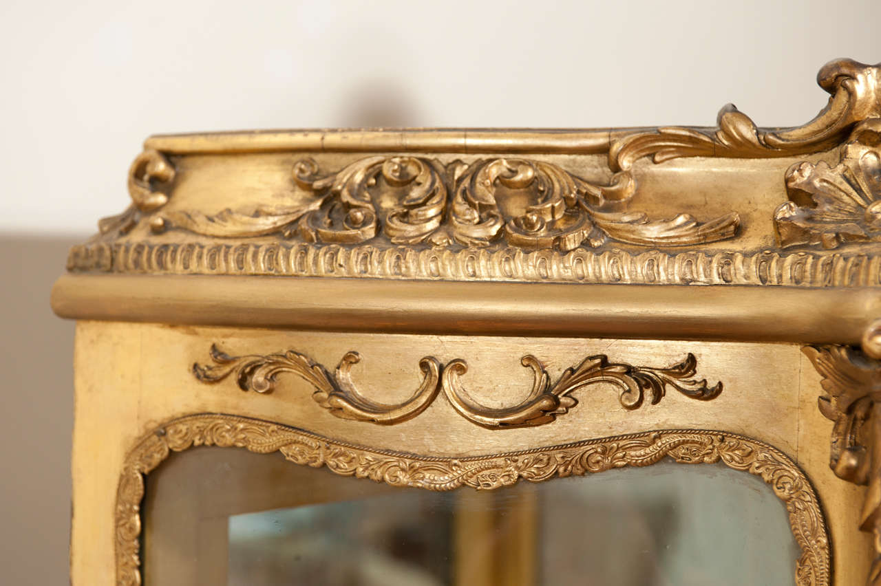 19th century Louis XV style gilded vitrine In Excellent Condition In Oakville, ON