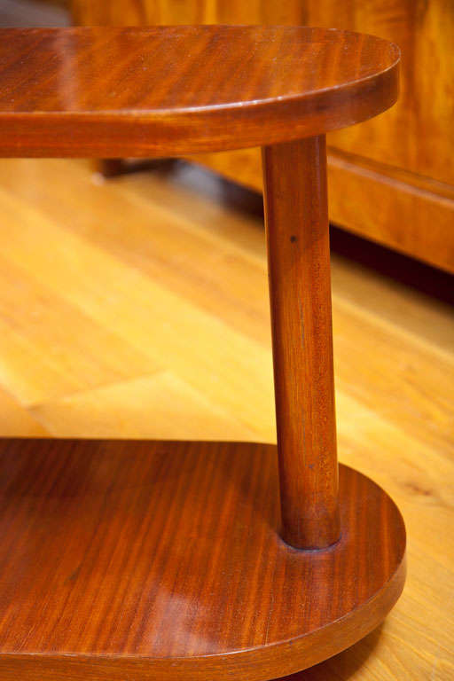 Art Moderne bas  Table ou paire de tables d'appoint en vente 1