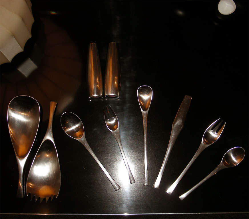 A complete set for twelve guests.
12 Dinner forks, 12 salad forks, 12 soup spoons, 12 dessert spoons, 12 knives, 12 long drink spoons, 2 serving spoon/fork, salt and pepper shakers.

For any further information, pictures, shipping quotes, do not