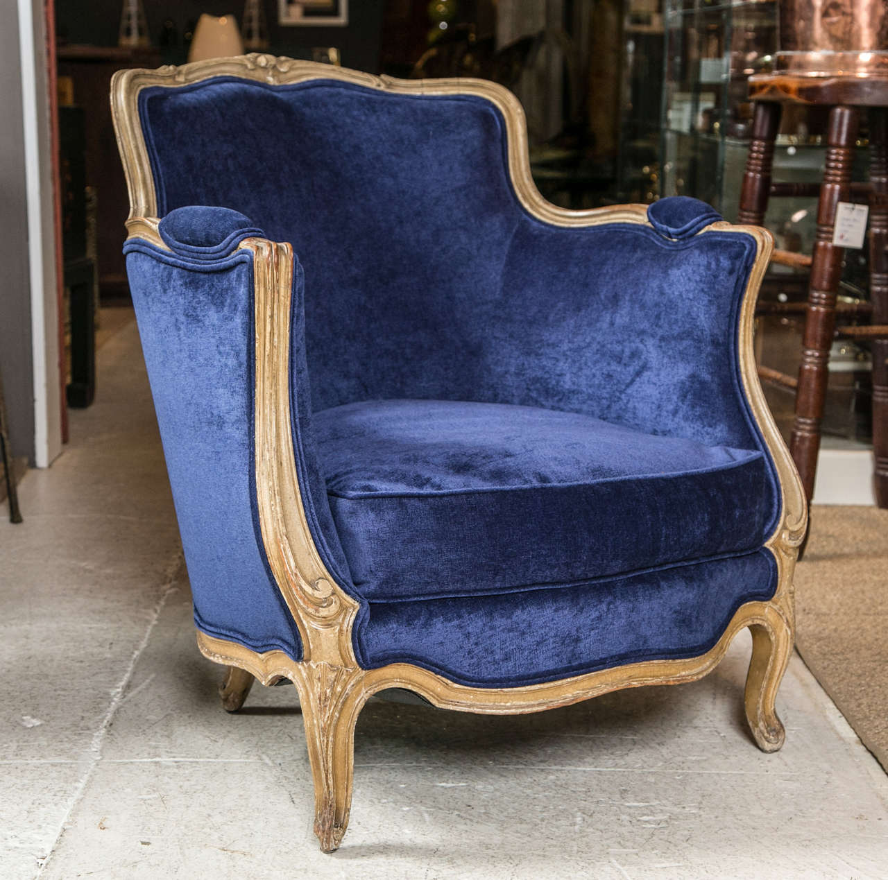Ein Paar blaue französische Bergere-Stühle mit Daunenkissen. im Zustand „Hervorragend“ in Bridport, CT