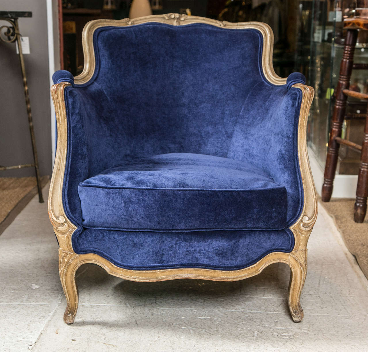 Ein Paar blaue französische Bergere-Stühle mit Daunenkissen. 1