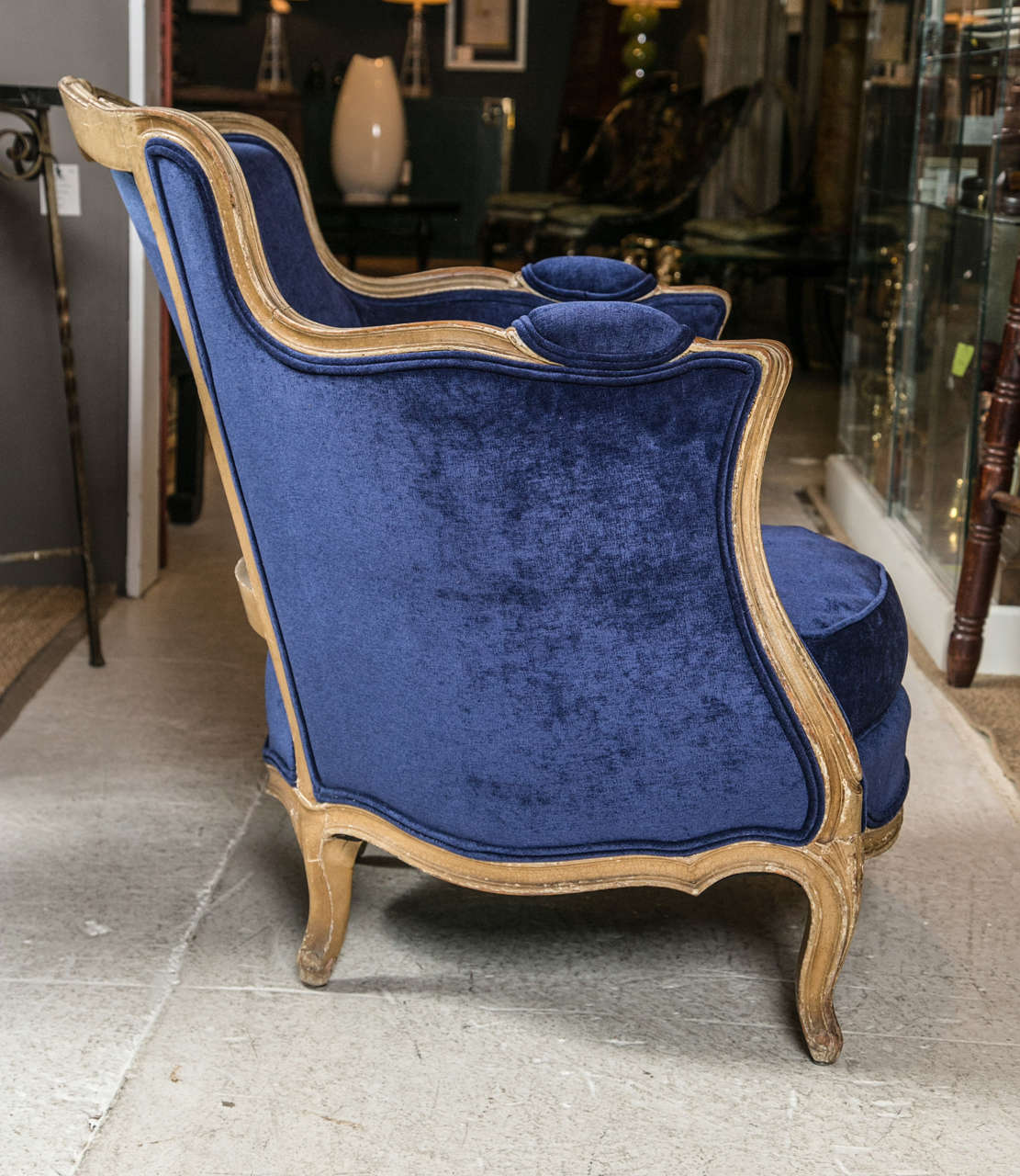 Ein Paar blaue französische Bergere-Stühle mit Daunenkissen. 2