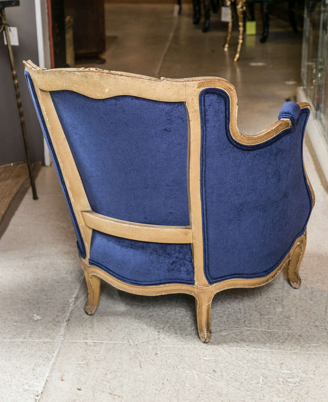 Ein Paar blaue französische Bergere-Stühle mit Daunenkissen. 4
