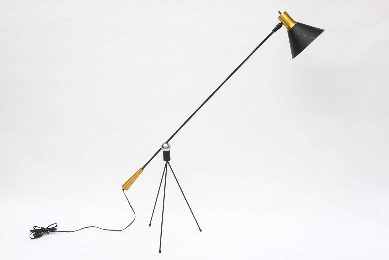 This design was one of the ten winners in the 1951 museum of modern arts'
low cost lighting competition.
This example is in beautiful original condition and paint.