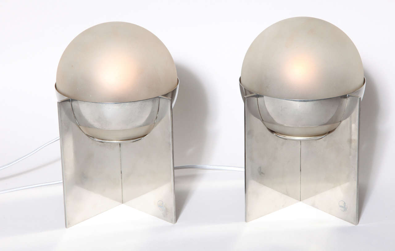 Ein Paar Tischlampen mit kreuzförmigem Rahmen und unterem Band, das einen mattierten, kugelförmigen Schirm umschließt.
Mit originalen französischen elektrischen Komponenten, aber neu verkabelt nach amerikanischem Standard.
Guter