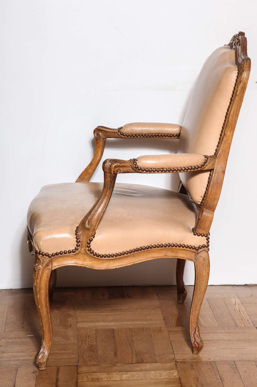 A Pair of Louis XV Carved Beechwood Fauteuils. France c. 1750 For Sale 4