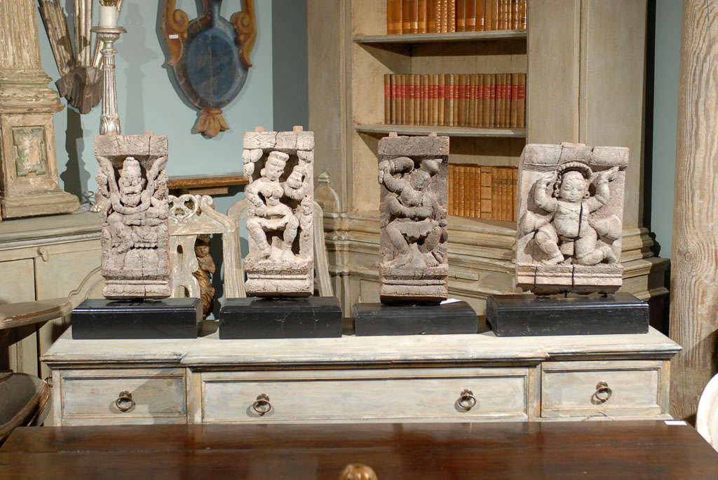 Vier hinduistische Tempelfragmente aus dem 19. Jahrhundert aus Indien. Diese Tempelfragmente waren Elemente eines Frieses und wurden auf einen speziell angefertigten, schwarz lackierten Sockel montiert. Diese Fragmente haben alle ungefähr die