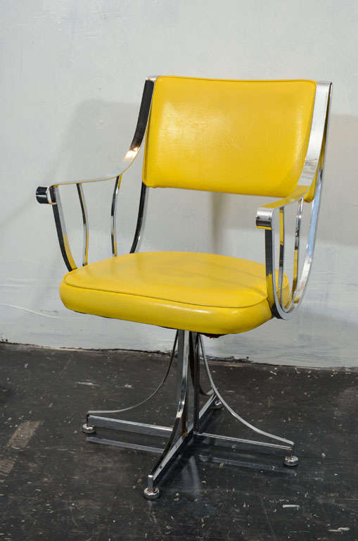 Set of four beautiful swivel aluminium chairs with armrest and yellow leather in very good condition.Could be used in or out.