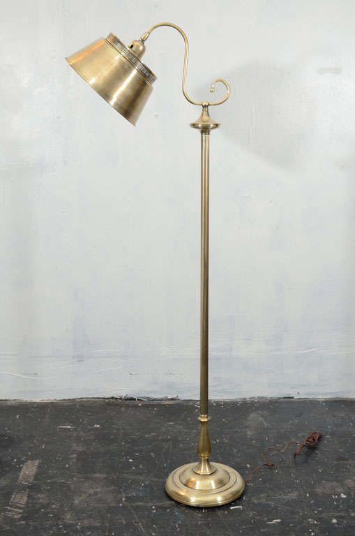 Beautiful and unique brass bridge floor lamp in good conditions and ready to be installed.