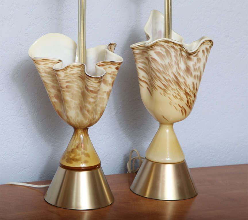 Pair of Rare Murano Glass Handkerchief Lamps on Brass Base, 1950's In Good Condition In North Miami, FL