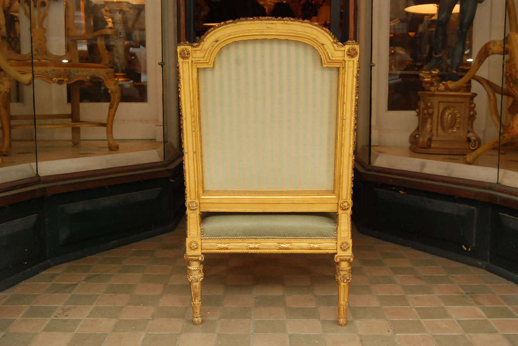 Français Fauteuil en bois doré de style Louis XVI en vente