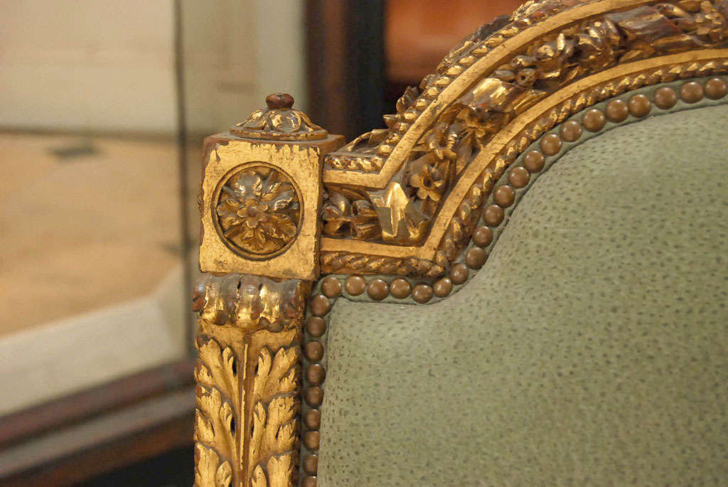 Fauteuil en bois doré de style Louis XVI Excellent état - En vente à Hudson, NY