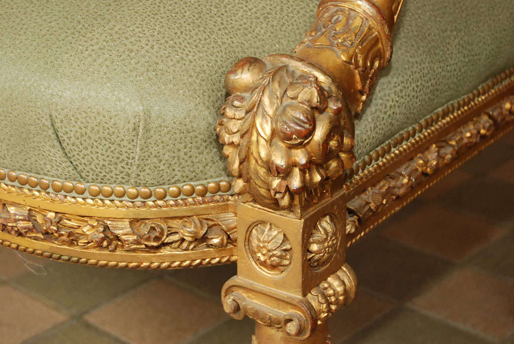 Tissu Fauteuil en bois doré de style Louis XVI en vente