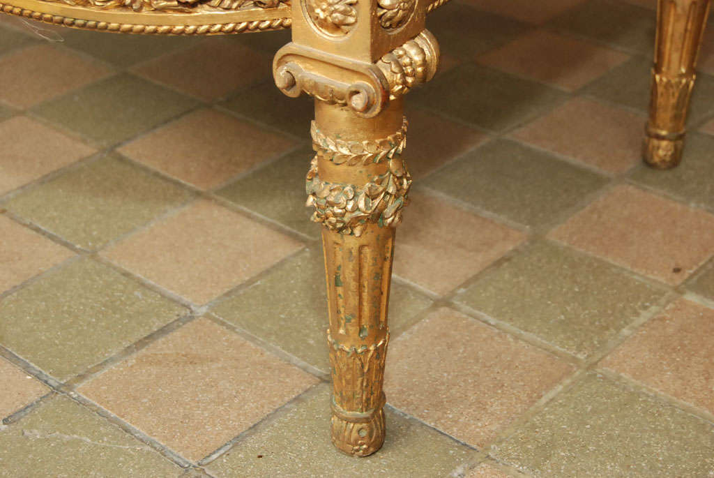 Fauteuil en bois doré de style Louis XVI en vente 1